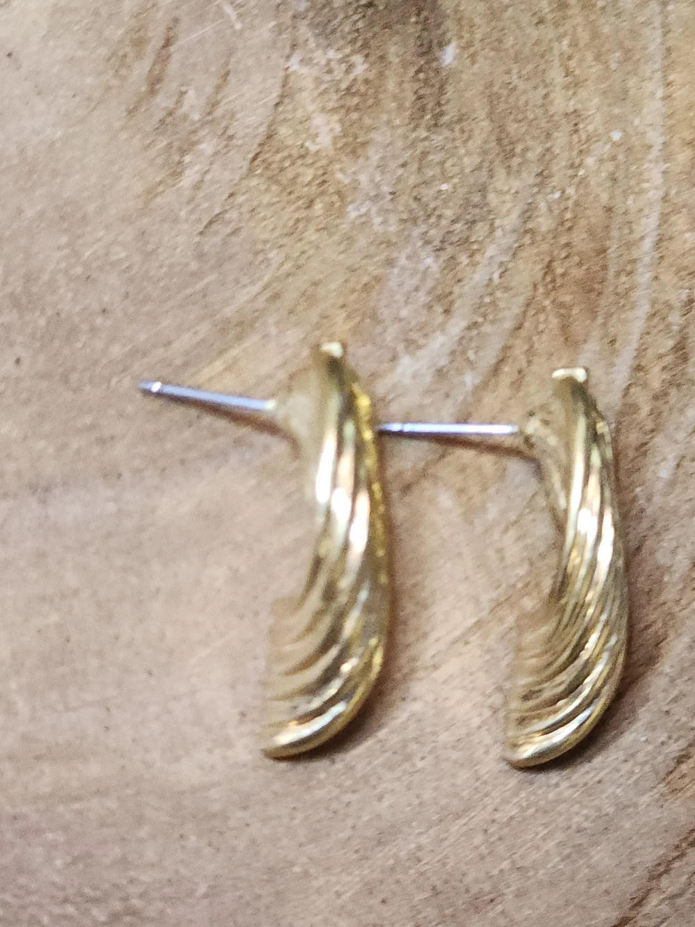 Vintage Avon Gold Toned Leaf Dome Stud Earrings